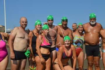 Cristo Cárdenes e Iria Otero, vencedores de la XVI Travesía a Nado de Salinetas (Foto TA)